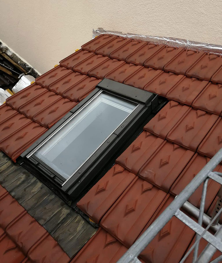 Pose de fenêtres de toit de la marque Velux à Montfermeil (93370) en Seine-Saint-Denis (93)